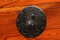 雄大な欅杢目を桜金具が美しく飾り立てる米沢衣裳箪笥 BB2372