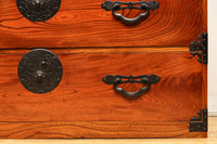 雄大な欅杢目を桜金具が美しく飾り立てる米沢衣裳箪笥 BB2372