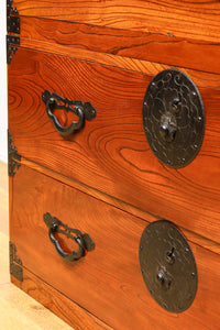 雄大な欅杢目を桜金具が美しく飾り立てる米沢衣裳箪笥 BB2372