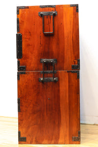 雄大な欅杢目を桜金具が美しく飾り立てる米沢衣裳箪笥 BB2372