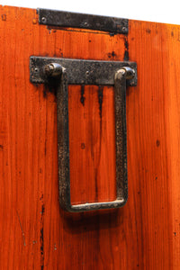 雄大な欅杢目を桜金具が美しく飾り立てる米沢衣裳箪笥 BB2372