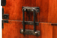 雄大な欅杢目を桜金具が美しく飾り立てる米沢衣裳箪笥 BB2372