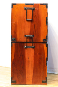 雄大な欅杢目を桜金具が美しく飾り立てる米沢衣裳箪笥 BB2372