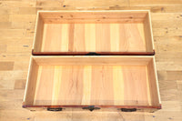 雄大な欅杢目を桜金具が美しく飾り立てる米沢衣裳箪笥 BB2372