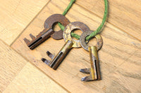 雄大な欅杢目を桜金具が美しく飾り立てる米沢衣裳箪笥 BB2372