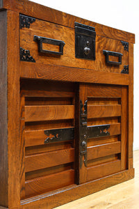 欅杢目が美しい堅牢な造りの風格溢れる越後帳場箪笥 BB3266