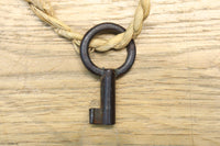 唐獅子牡丹の装飾金具が凛々しい仙台衣裳箪笥 BB1953a-MT