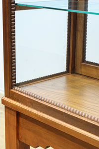 上品な艶色に包まれた開放的な眺めの高脚ガラスケース BB3037