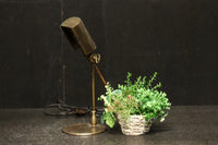 渋みある黄金色が時代感を漂わすデスクライト DC8194