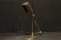 渋みある黄金色が時代感を漂わすデスクライト DC8194