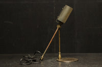 渋みある黄金色が時代感を漂わすデスクライト DC8194