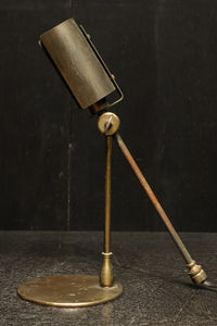 渋みある黄金色が時代感を漂わすデスクライト DC8194