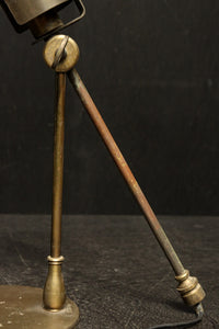 渋みある黄金色が時代感を漂わすデスクライト DC8194