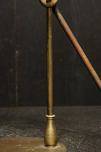 渋みある黄金色が時代感を漂わすデスクライト DC8194