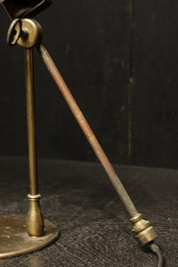 渋みある黄金色が時代感を漂わすデスクライト DC8194