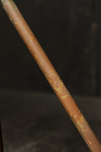 渋みある黄金色が時代感を漂わすデスクライト DC8194