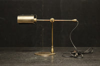 渋みある黄金色が時代感を漂わすデスクライト DC8194