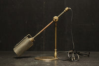 渋みある黄金色が時代感を漂わすデスクライト DC8194