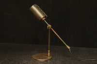渋みある黄金色が時代感を漂わすデスクライト DC8194