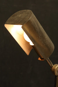 渋みある黄金色が時代感を漂わすデスクライト DC8194