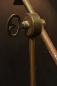 渋みある黄金色が時代感を漂わすデスクライト DC8194