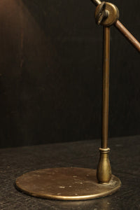 渋みある黄金色が時代感を漂わすデスクライト DC8194