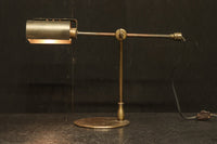 渋みある黄金色が時代感を漂わすデスクライト DC8194