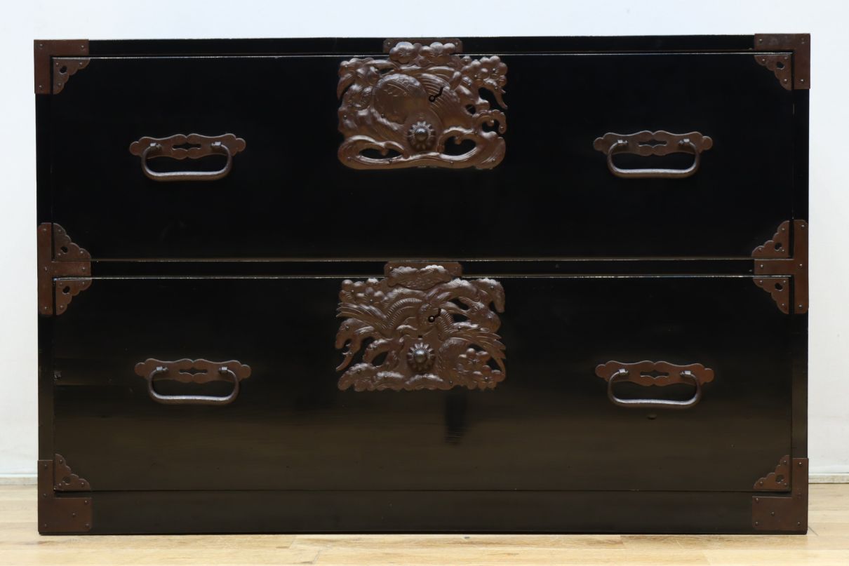 縁起の良い絵柄の装飾金具で華やかに飾られた庄内衣裳箪笥 BB3525 – 古