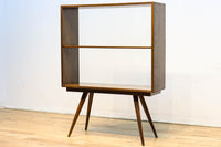 ハの字脚のデザインがモダンな印象の飾り棚 BB2235