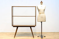 ハの字脚のデザインがモダンな印象の飾り棚 BB2235