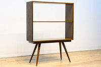 ハの字脚のデザインがモダンな印象の飾り棚 BB2235