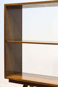 ハの字脚のデザインがモダンな印象の飾り棚 BB2235