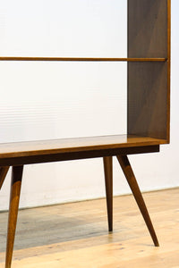 ハの字脚のデザインがモダンな印象の飾り棚 BB2235