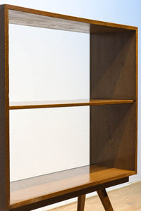 ハの字脚のデザインがモダンな印象の飾り棚 BB2235