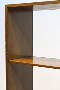 ハの字脚のデザインがモダンな印象の飾り棚 BB2235