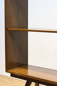 ハの字脚のデザインがモダンな印象の飾り棚 BB2235