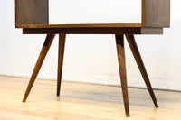 ハの字脚のデザインがモダンな印象の飾り棚 BB2235