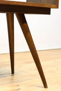 ハの字脚のデザインがモダンな印象の飾り棚 BB2235