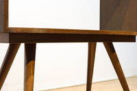 ハの字脚のデザインがモダンな印象の飾り棚 BB2235