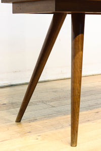 ハの字脚のデザインがモダンな印象の飾り棚 BB2235