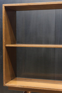 ハの字脚のデザインがモダンな印象の飾り棚 BB2235