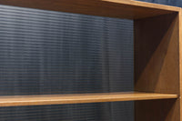 ハの字脚のデザインがモダンな印象の飾り棚 BB2235