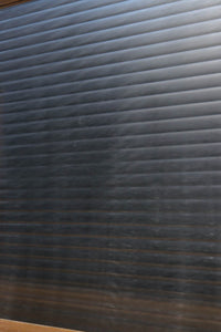 ハの字脚のデザインがモダンな印象の飾り棚 BB2235