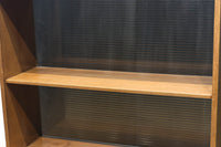 ハの字脚のデザインがモダンな印象の飾り棚 BB2235