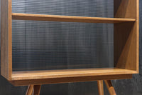 ハの字脚のデザインがモダンな印象の飾り棚 BB2235