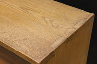 ハの字脚のデザインがモダンな印象の飾り棚 BB2235