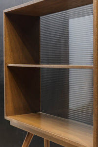 ハの字脚のデザインがモダンな印象の飾り棚 BB2235