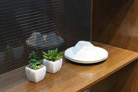 ハの字脚のデザインがモダンな印象の飾り棚 BB2235