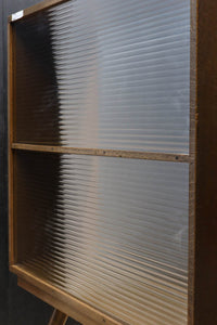 ハの字脚のデザインがモダンな印象の飾り棚 BB2235