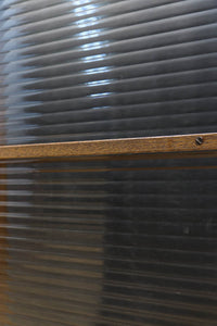 ハの字脚のデザインがモダンな印象の飾り棚 BB2235